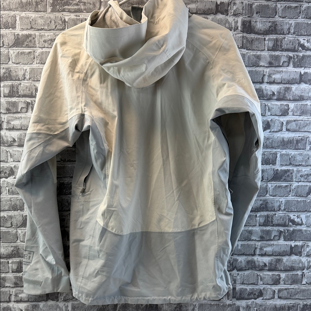 REI beige / Gray‎ Hooded Raincoat - Picture 8 of 15